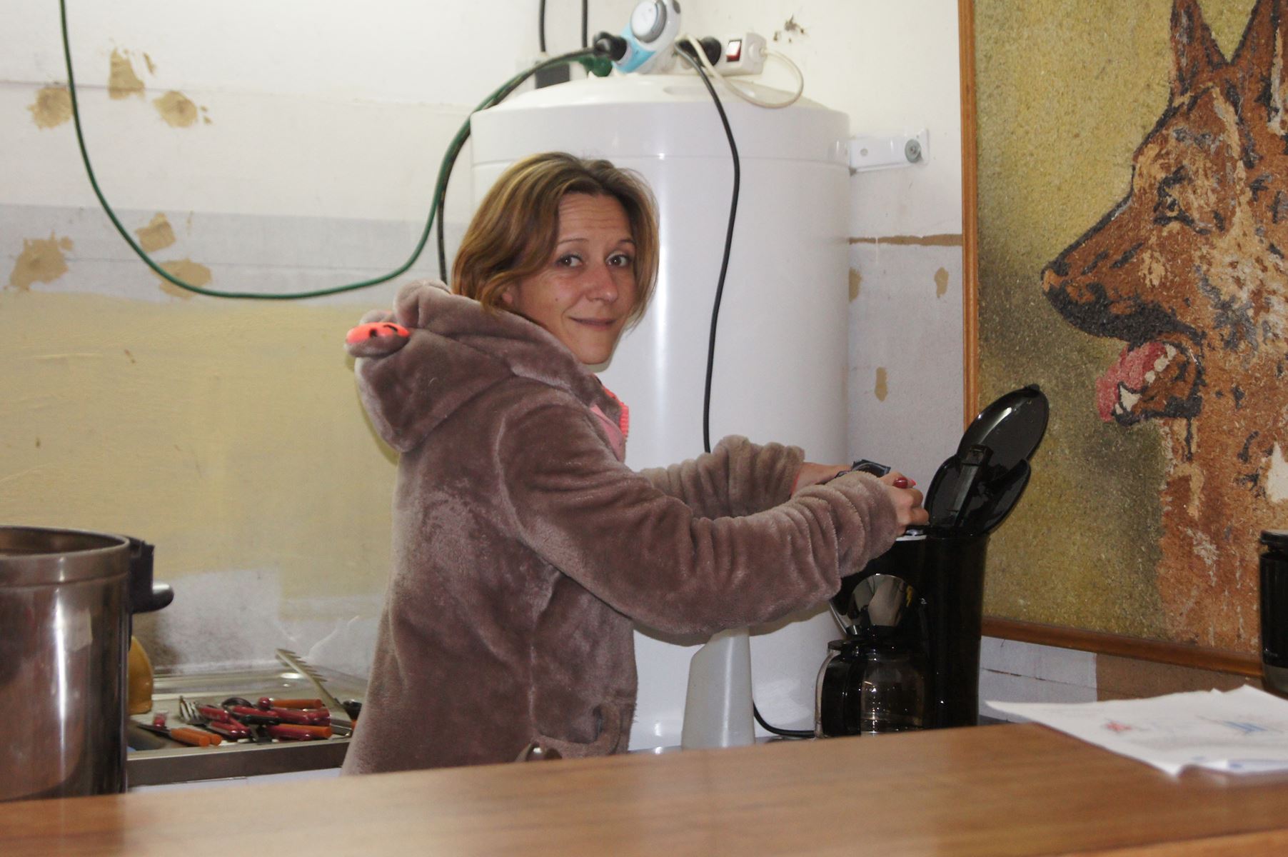 Amélie qui prépare le café pour l'équipe de choc