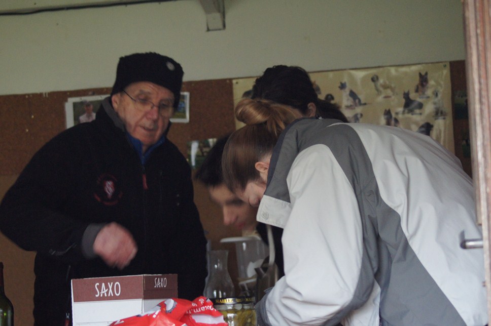 Joël, Floriane et Thomas préparant le vin chaud 