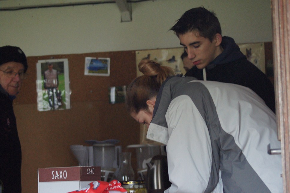 Joël, Floriane et Thomas préparant le vin chaud